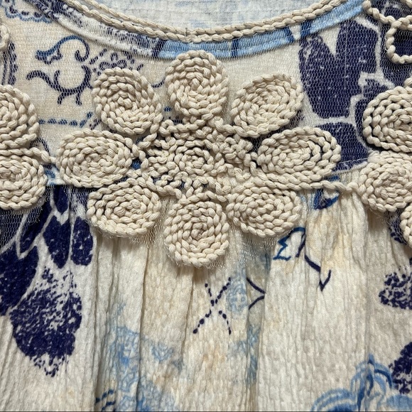 Embroidered Neckline Sleeveless - Picture 2 of 6